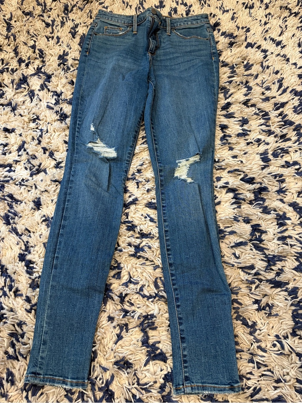 Universal Thread Women's high rise Distressed Skinny Jeans - Blue size 4/27